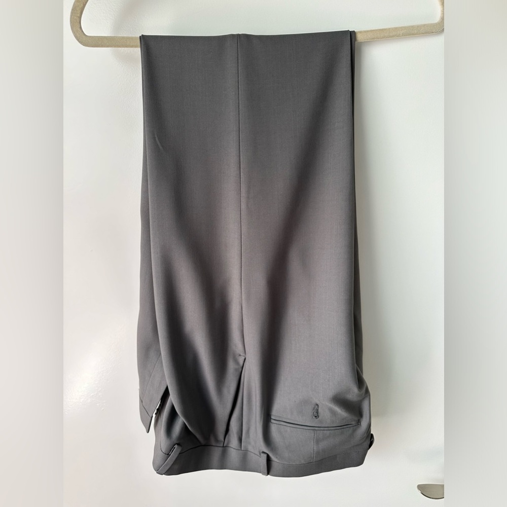 Haggar Gray Straight Fit Dress Pants 
Size: 34X34